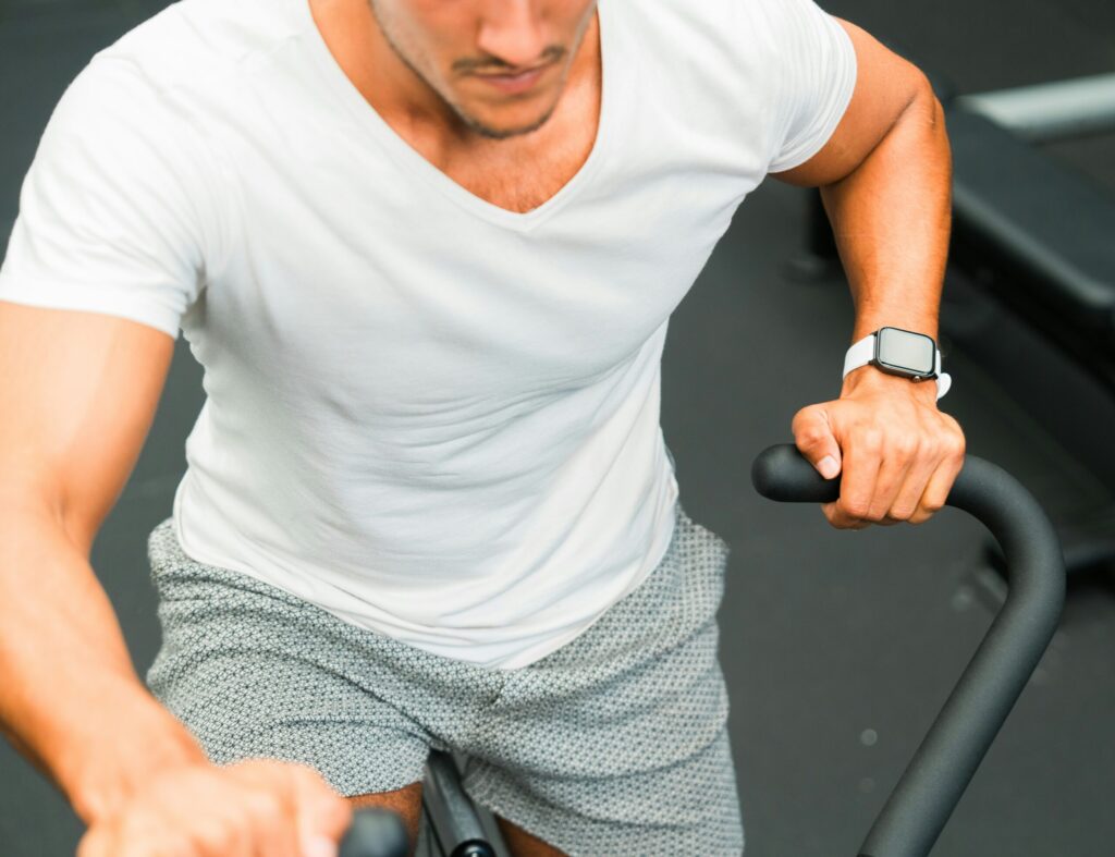 効率的な筋トレメニューを実践している様子