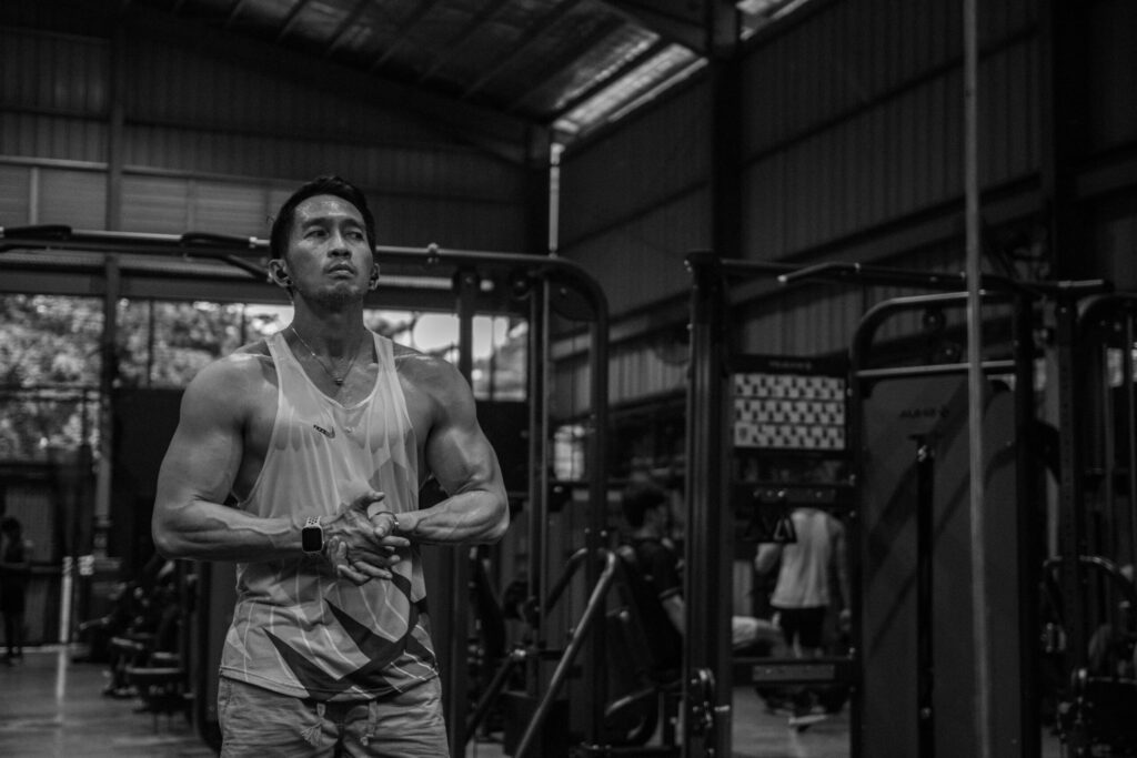 短時間で効率的に筋トレをしているビジネスパーソンの様子