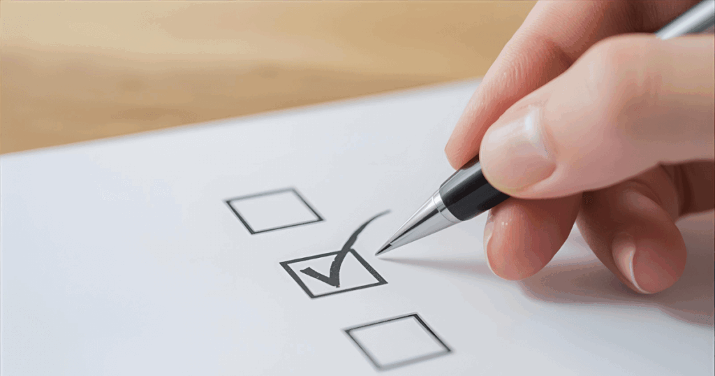 注意点を確認しながらトレーニング計画を見直している人