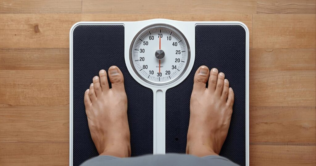 体重計に乗って停滞期に悩む様子