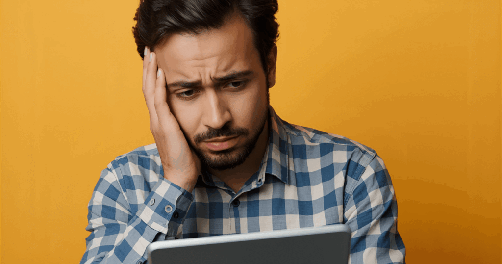 悩んだ表情でノートと向き合う人物