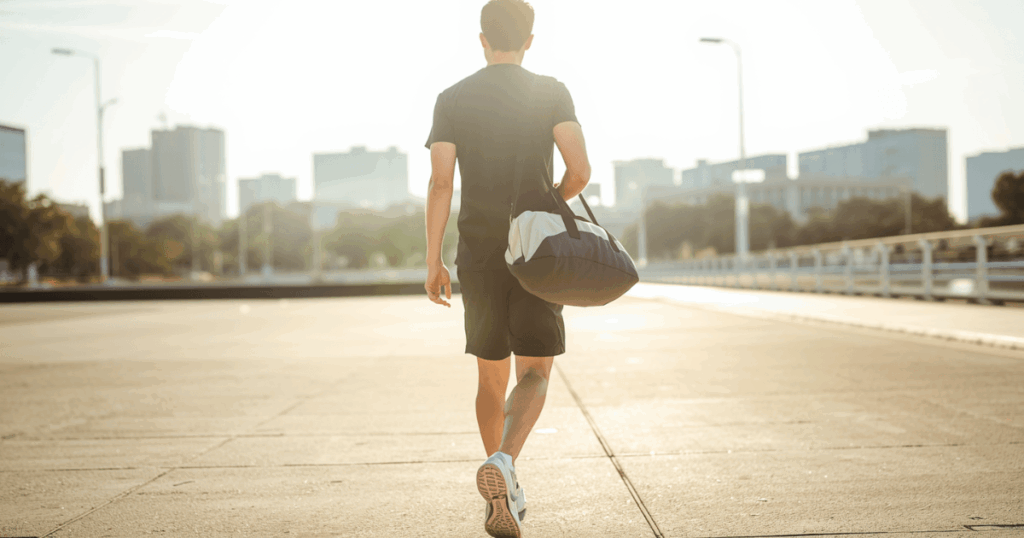 筋トレウェアを着てジムに向かう人のイメージ