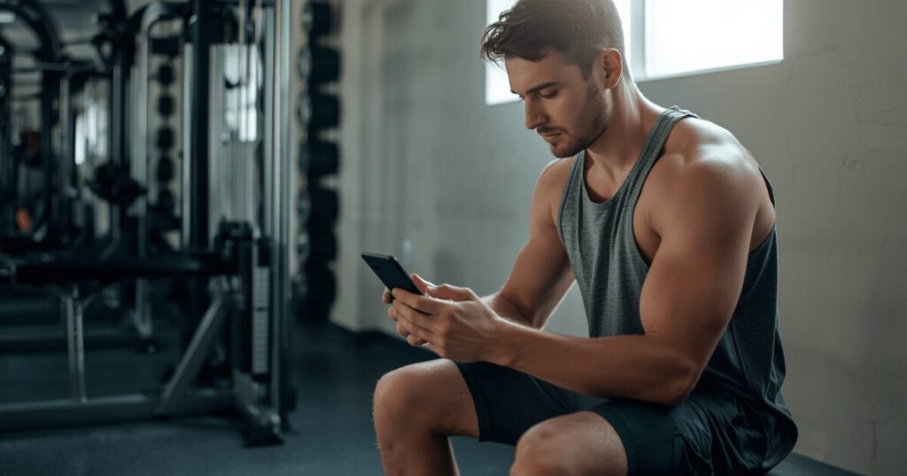 筋トレ停滞期の原因を考える男性（食事・睡眠・トレーニングの記録ノートを見ながら）