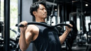 ラットプルダウン 背中 初心者 フォーム