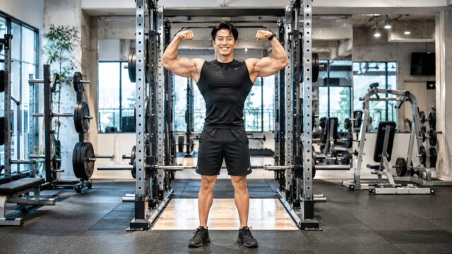 筋肥大の仕組みを理解して変わった｜ジムで達成感の表情を見せる30代男性