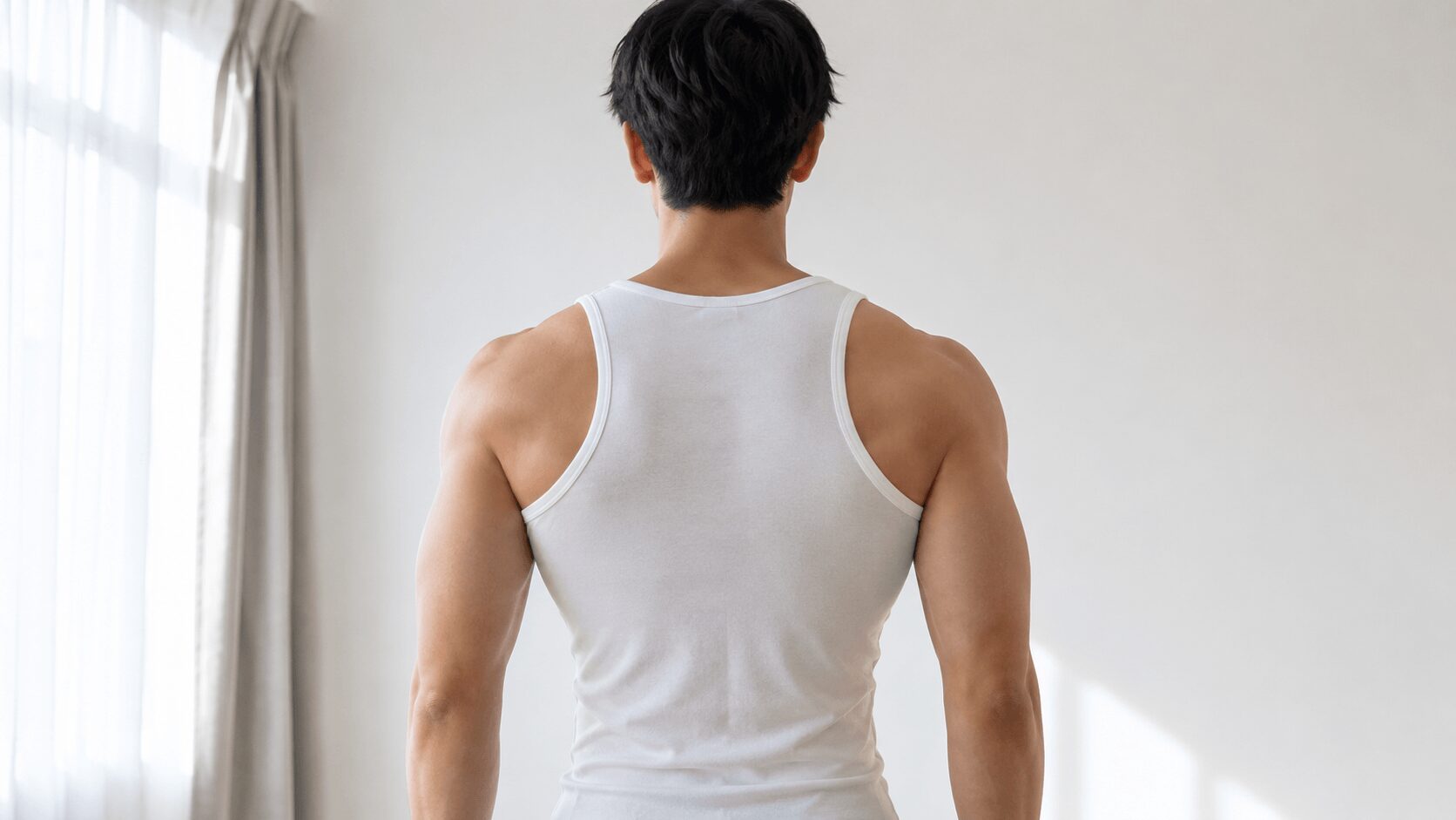 背中を鍛えて逆三角形の体型になった男性の後ろ姿のイメージ