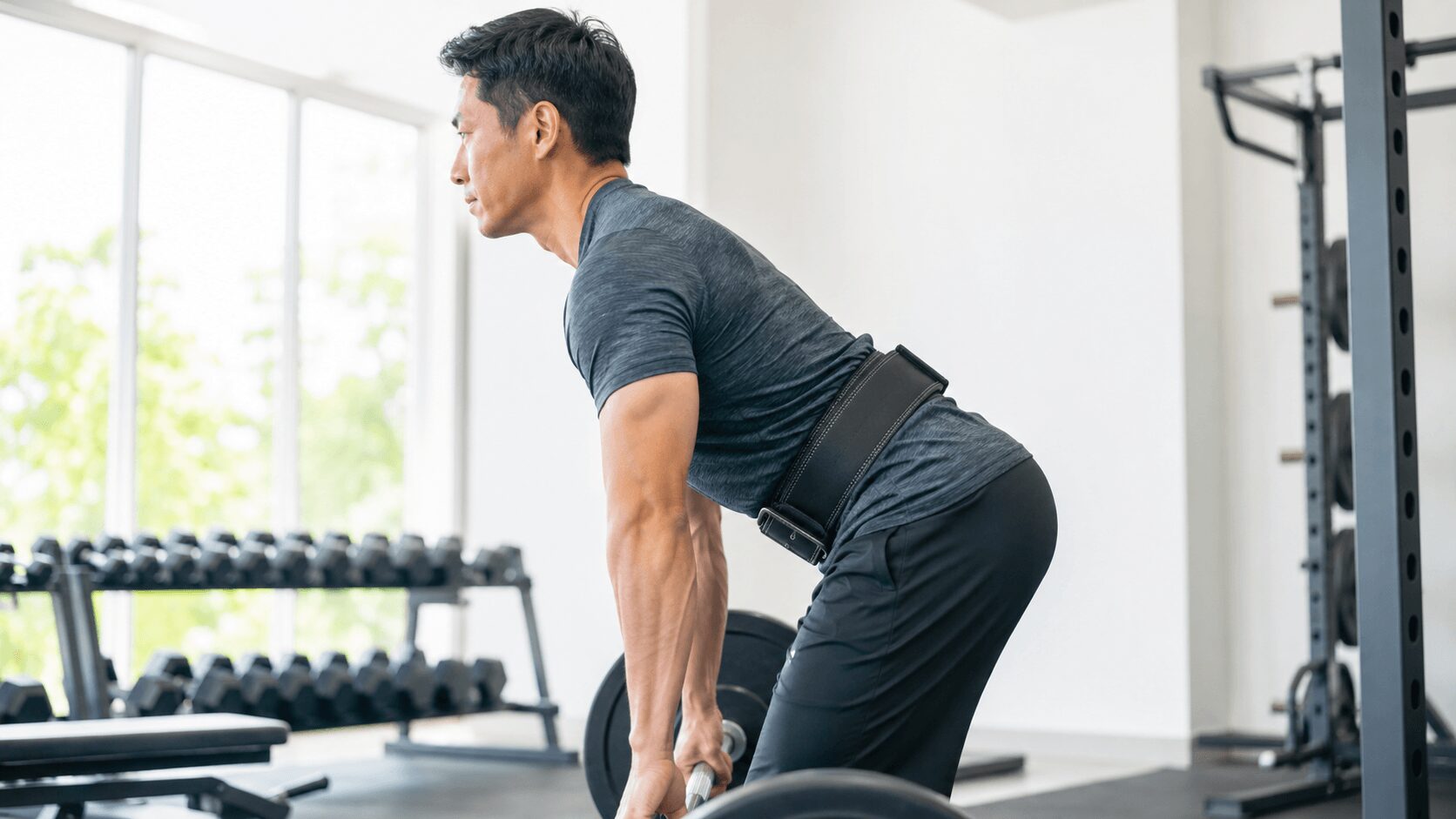 トレーニングベルトを巻いて腰を保護しながら背中を鍛える男性のイメージ
