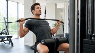 背中トレーニングのメニューで広背筋を鍛える初心者男性のラットプルダウン