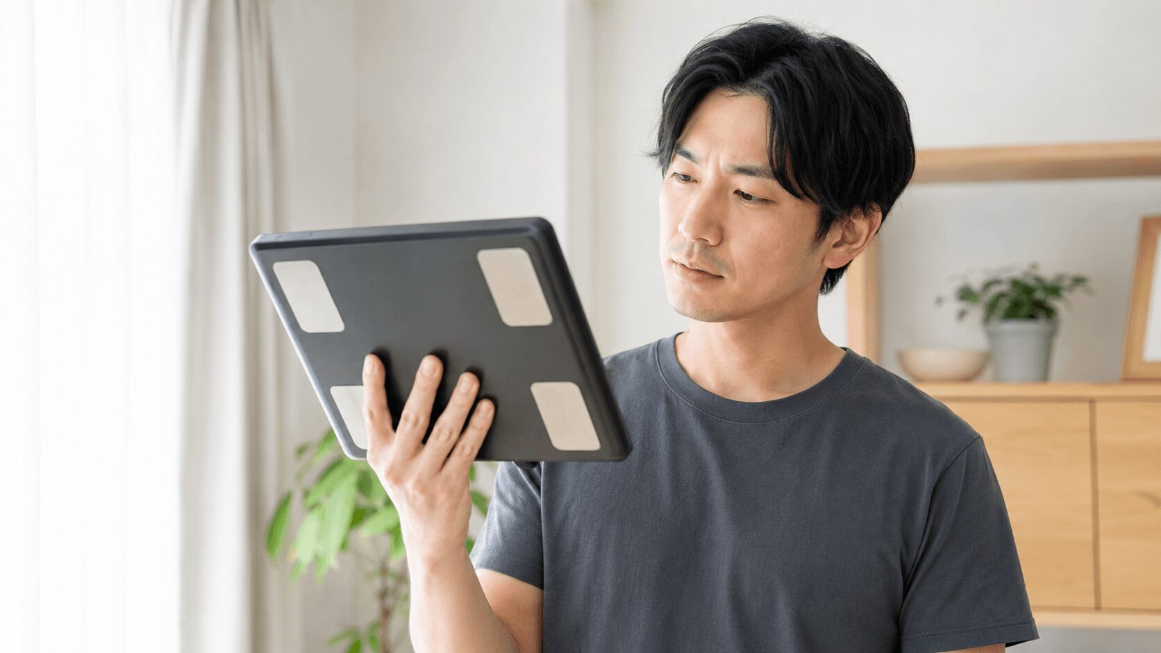 体組成計を手に取って選んでいる様子