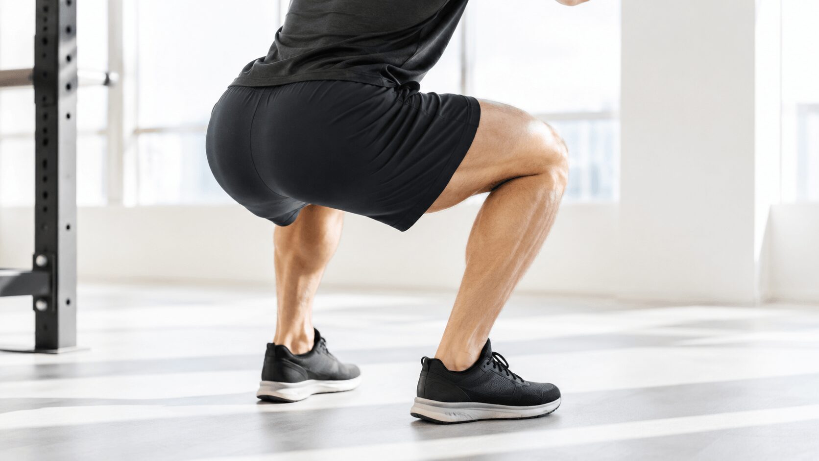 スクワットでしゃがんだ際に使われる太ももとお尻の筋肉に焦点を当てた様子