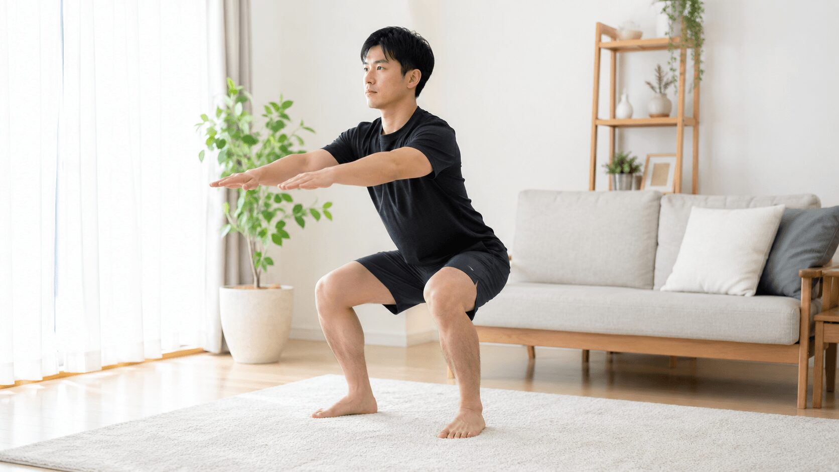自宅の明るいリビングで自重スクワットを行う男性