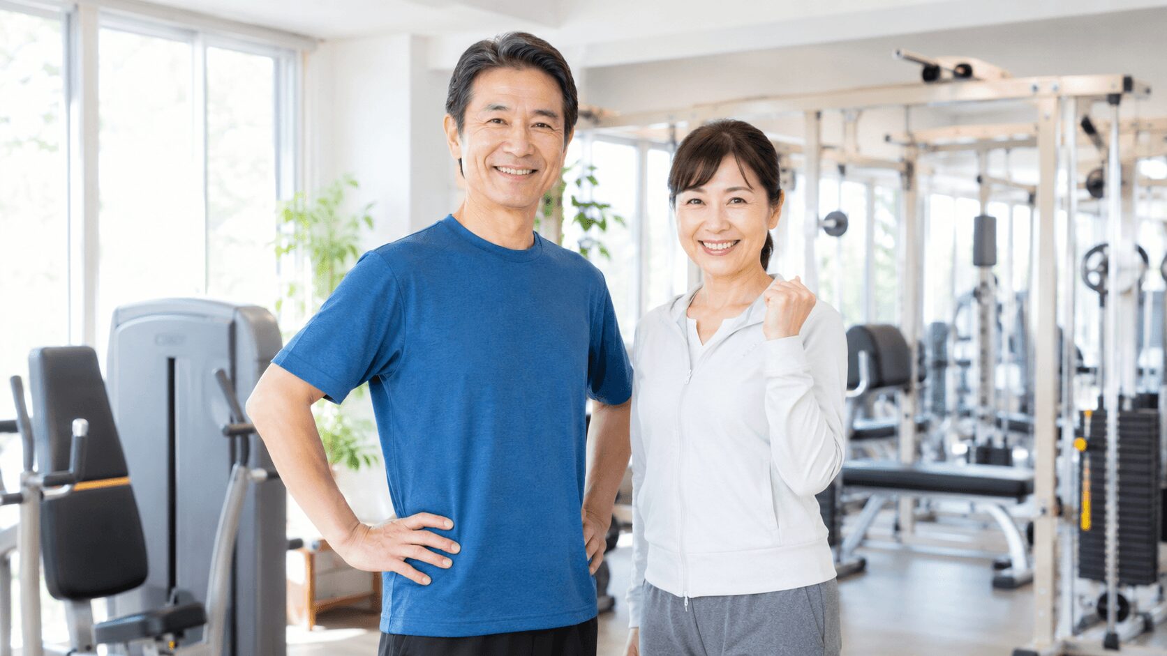 明るいジムで筋トレを始める40代・50代の男女