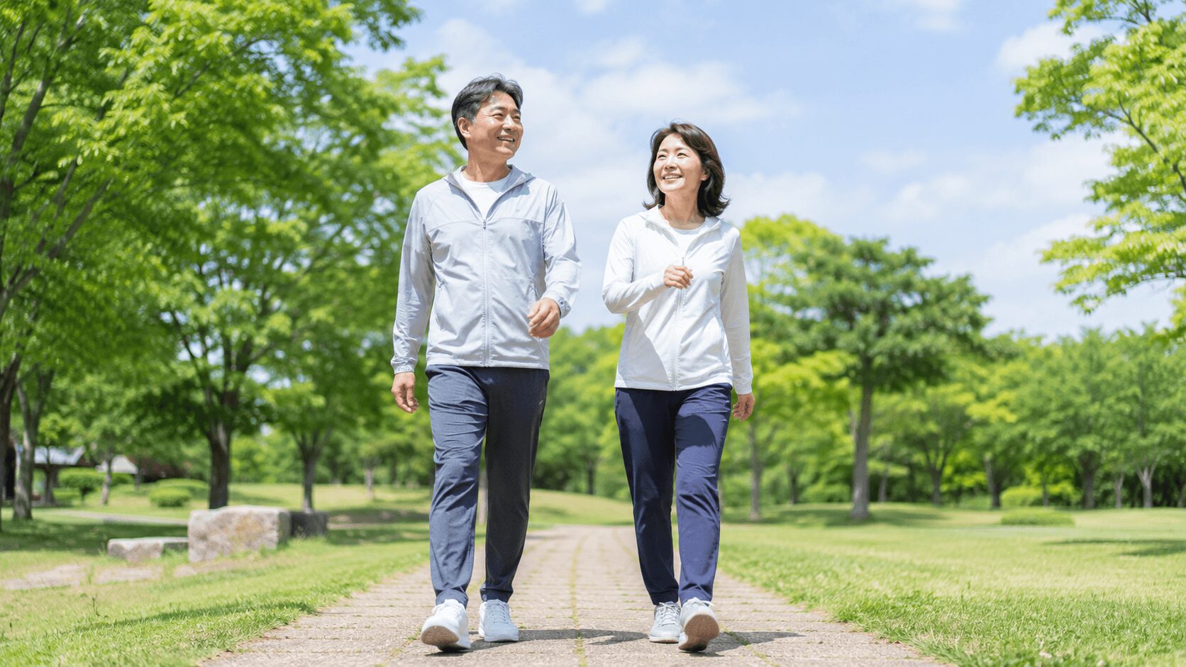 筋トレを習慣にしてウォーキングを楽しむ50代の夫婦