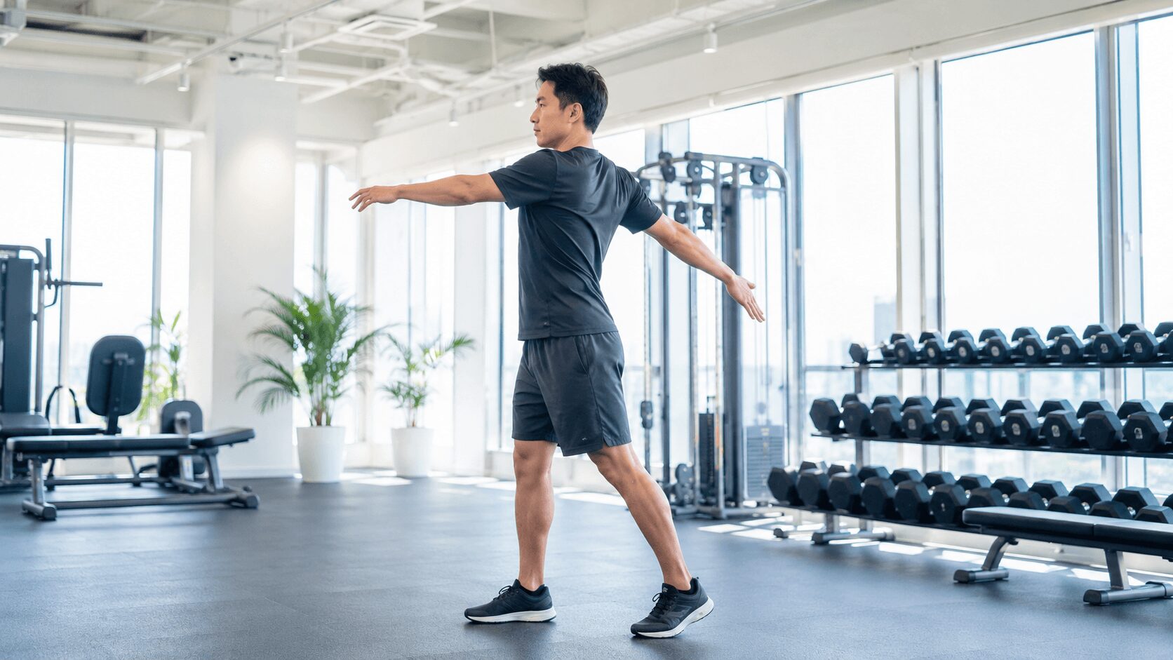 筋トレとストレッチの正しい3ステップ：動的ストレッチ・筋トレ・静的ストレッチの流れを示すジムのイメージ