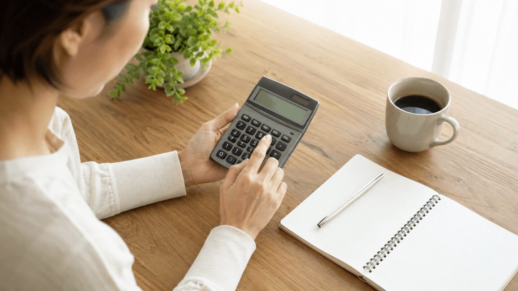 女性パーソナルジムの料金相場と費用を抑えるコツを電卓で計算するイメージ