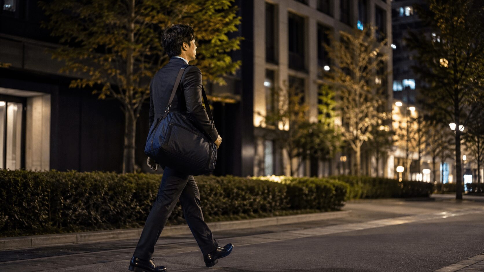 仕事帰りに疲れた表情で夜のジムに向かうビジネスマン