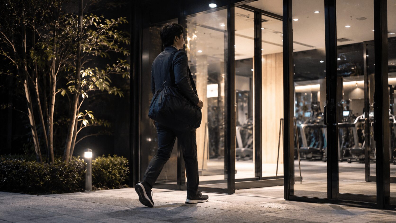 夜に通いやすいジムへ立ち寄る習慣が身についたビジネスマン