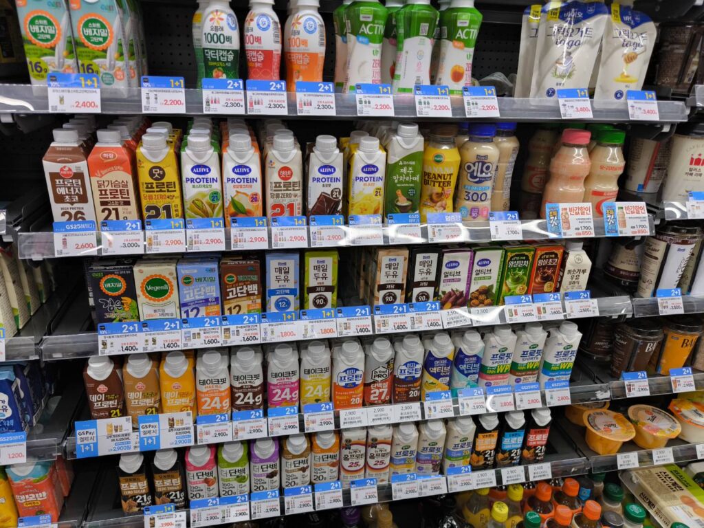 韓国のセブンイレブンのプロテインドリンク売り場の棚