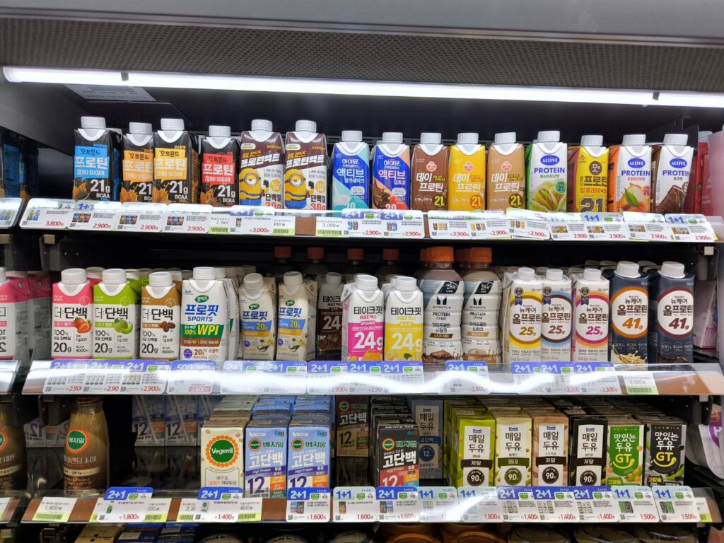 Nice to CUのプロテインドリンク売り場の棚