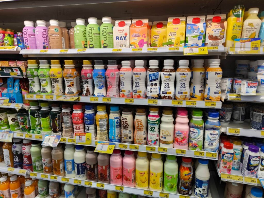 タイのセブンイレブンのプロテインドリンク売り場の棚