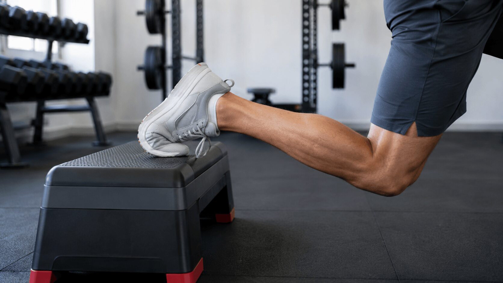 高さ約35cmのステップ台に後ろ足の甲を乗せる位置のクローズアップ