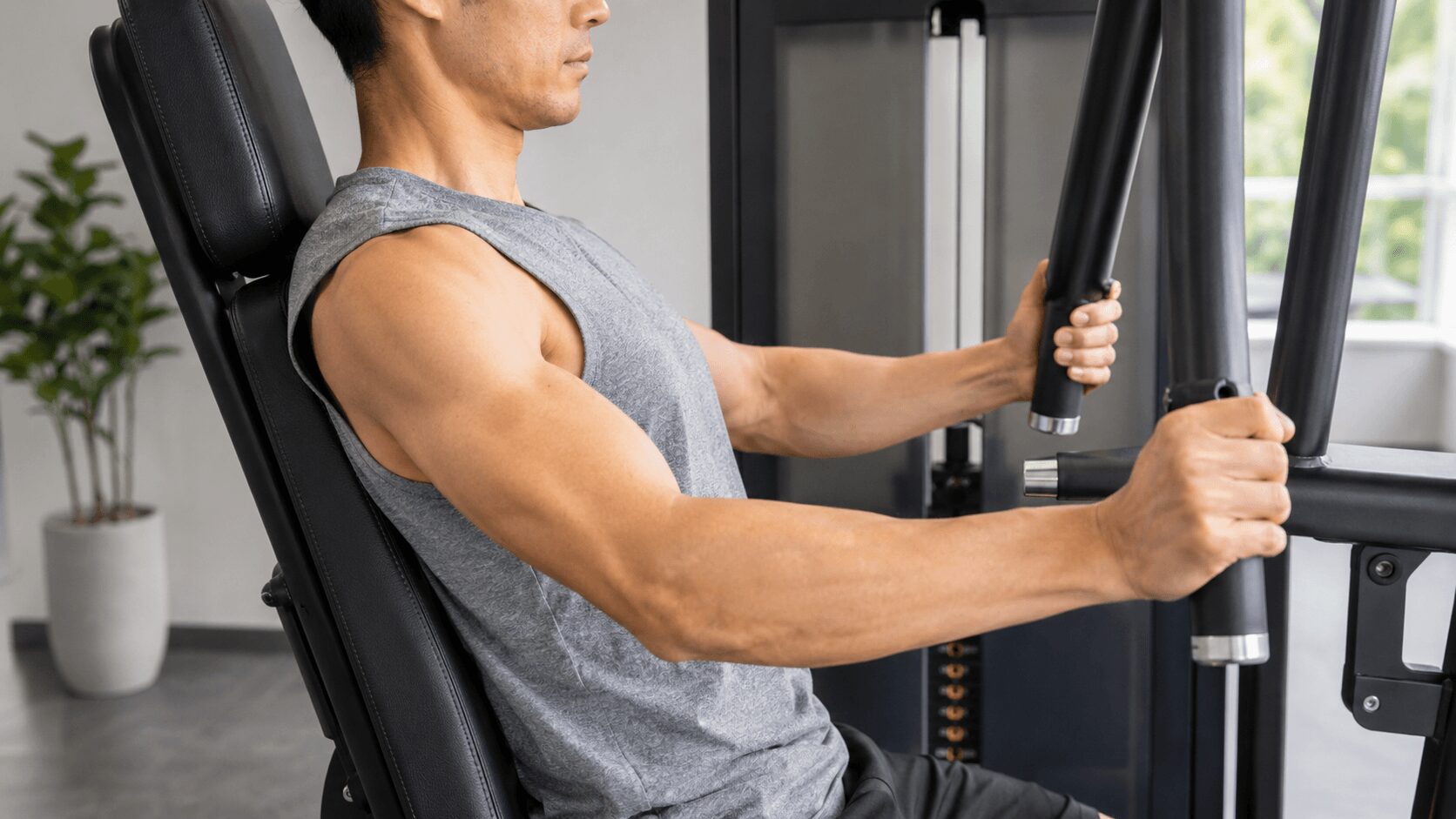 チェストプレスでバーを押すときに働く大胸筋・上腕三頭筋・三角筋前部