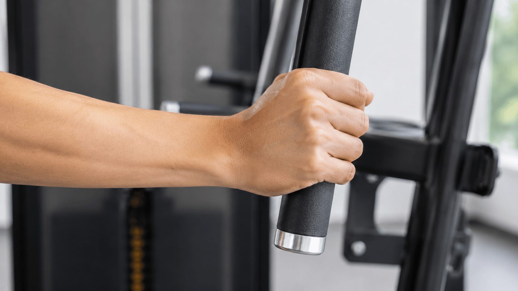 チェストプレスのグリップを手のひらの付け根で押す正しい握り方