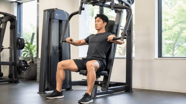 チェストプレスの正しいやり方を実践する初心者男性