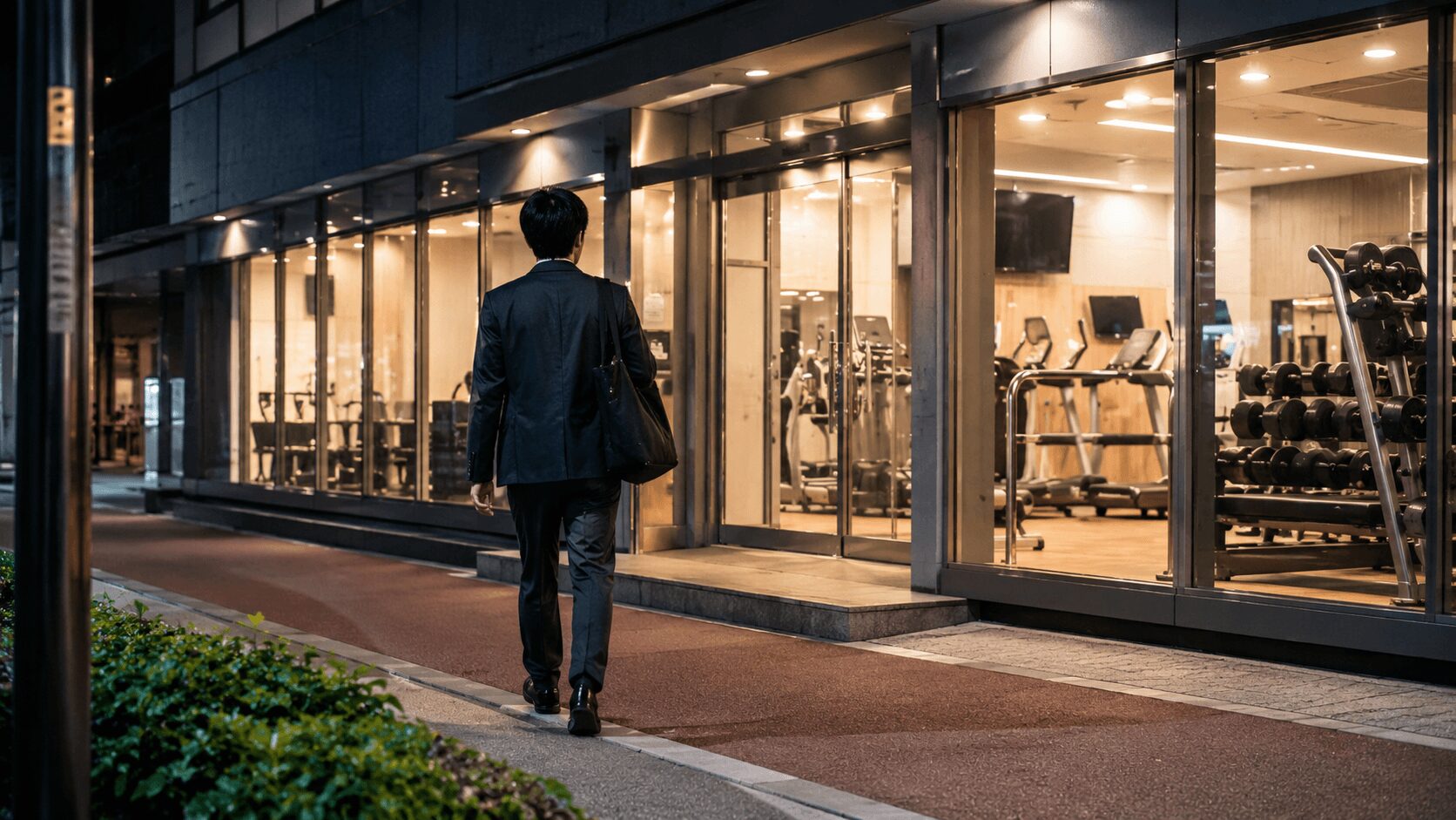 夜遅い時間にchocoZAPへ向かう男性の後ろ姿