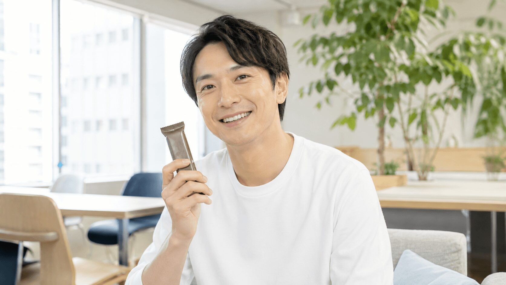 プロテインバーを手に持つ男性