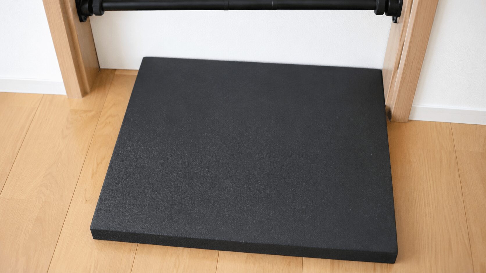 懸垂バーの下に敷いた厚手のトレーニングマットと床の接写