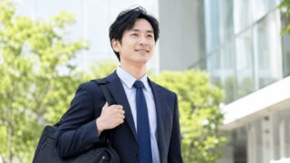 仕事とジムを両立する社会人男性と筋トレスケジュールの立て方を表すイメージ