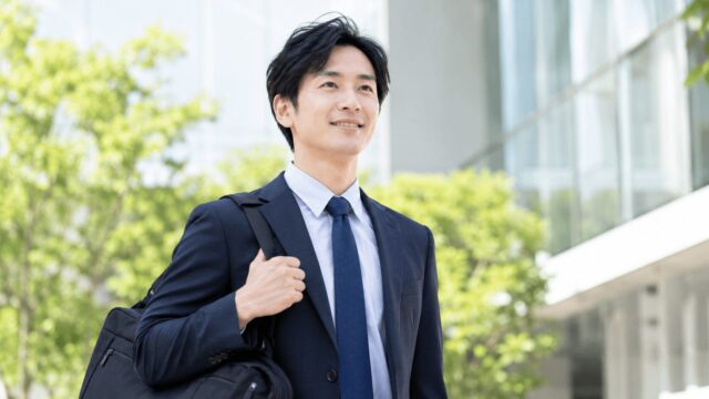 仕事とジムを両立する社会人男性と筋トレスケジュールの立て方を表すイメージ