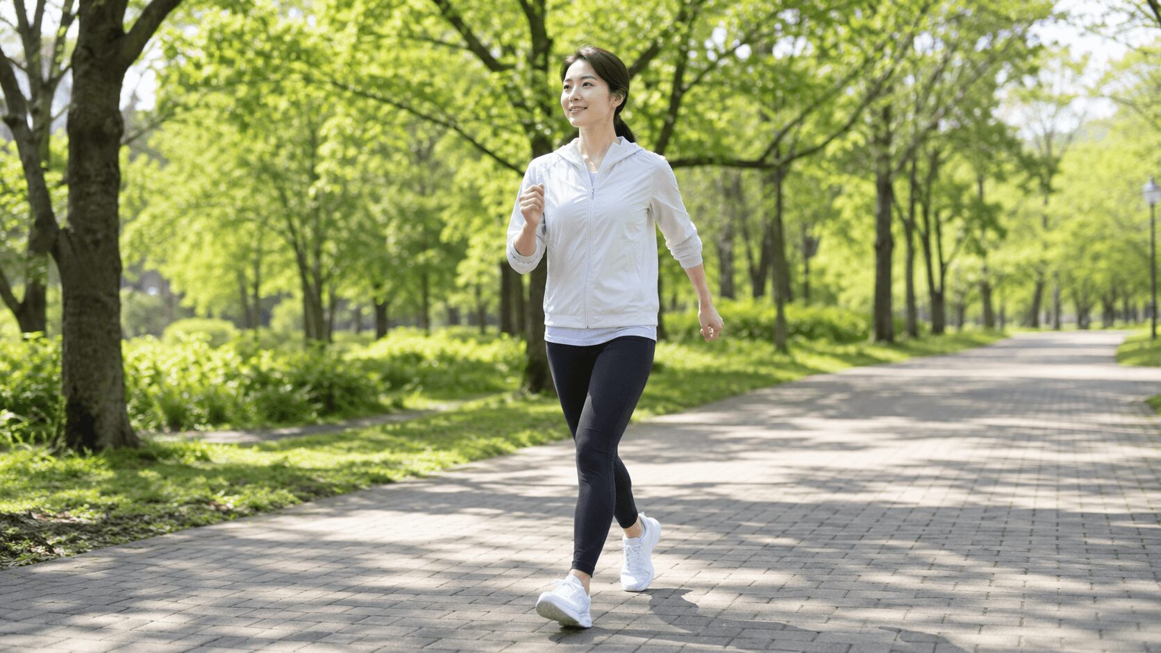 公園で早歩きする女性 有酸素運動と筋トレのメンタル効果の違い