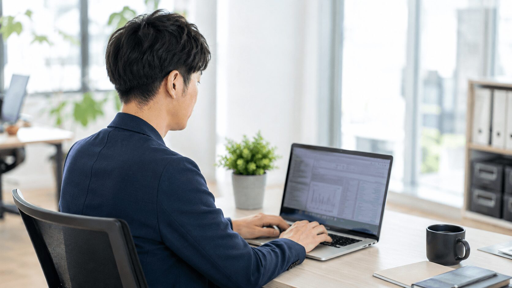 デスクワーク中心の生活で1日の活動量が少ない様子