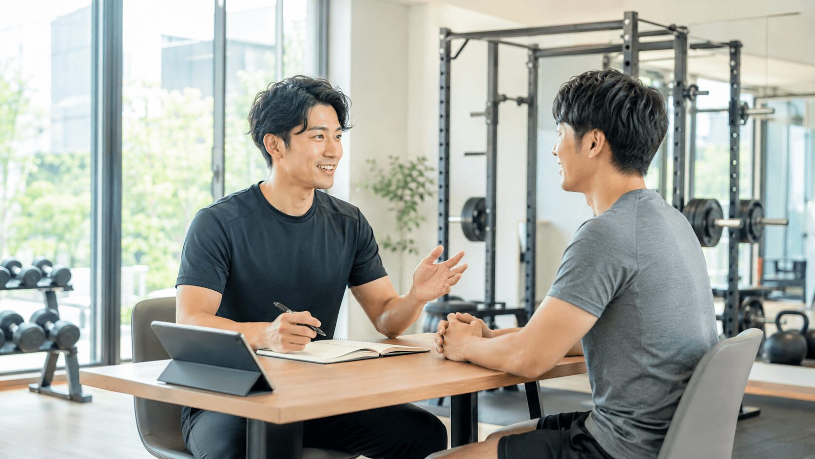 パーソナルトレーナーと一緒に日々の食事内容を振り返って確認している様子