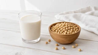 ホエイの原料である牛乳とソイの原料である大豆を左右に並べた比較